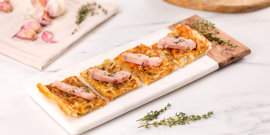 Hojaldres de paté de berenjena y lomo de bonito graso