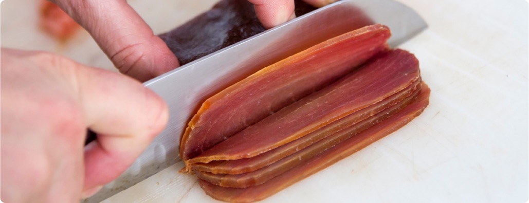 Cortando mojama de primera, especialidad de Ricardo Fuentes Salazones