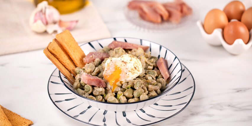 Habitas fritas con huevo y lomo de bonito