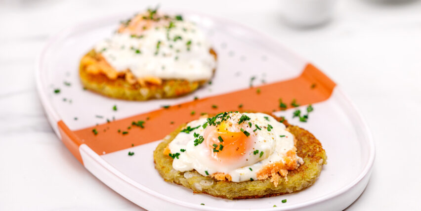 Huevos poché con rosti de patata y hueva de bacalao ahumada